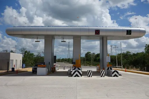 Antes de viajar a Playa de Carmen debes considerar los pagos que se realizan en las casetas de peaje para manejar por la autopista.- Fuente Vled