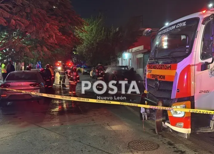 Rescatistas atendiendo el incendio del vehículo en calles de la colonia Moderna. Foto: POSTA MX.