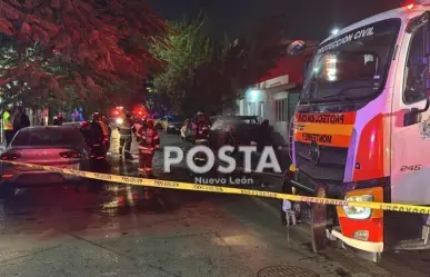 VIDEO | Camioneta en llamas moviliza a cuerpos de emergencia en Monterrey