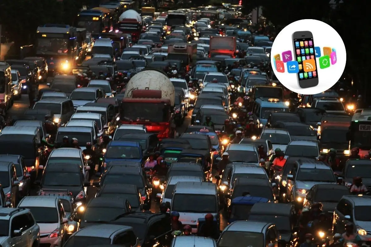 Trafico en una avenida de CDMX.   Foto: stock fotos Canva / Edición Canva.