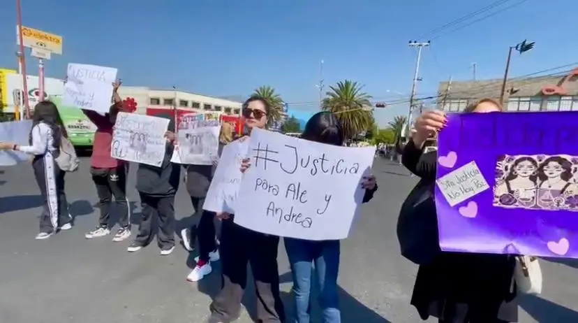 Familiares de jóvenes víctimas de feminicidio bloquean vialidad en Nezahualcóyotl. Foto: POSTA