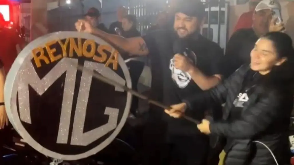 Se convierte en fiesta la protesta de Alejandra Ceccopieri en la agencia de autos MG en Reynosa