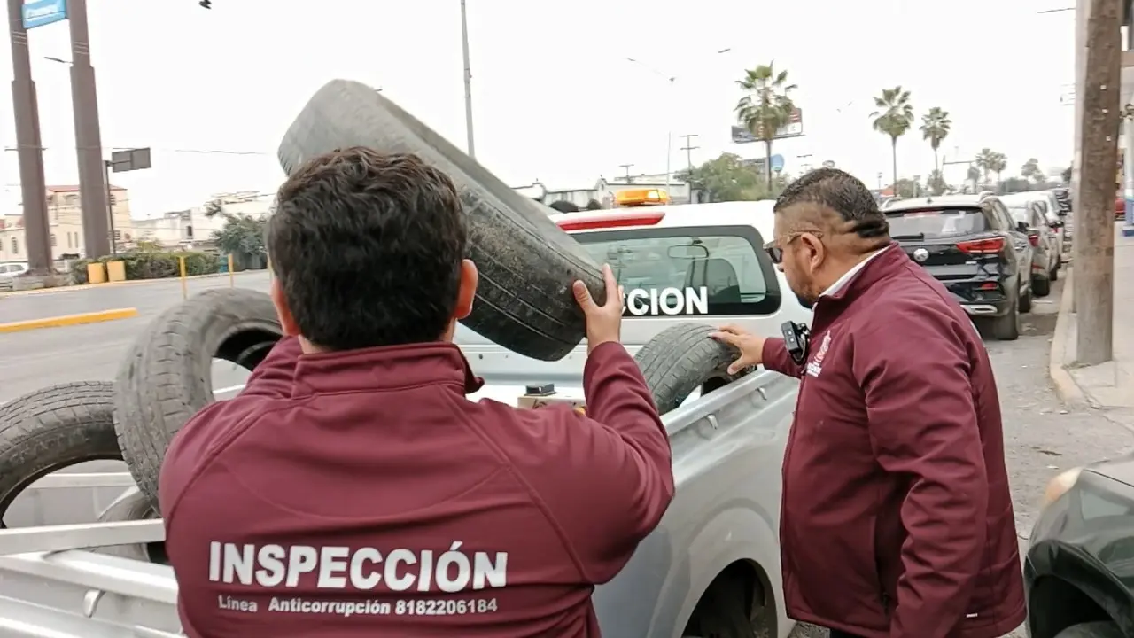 Escobedo limpia postes y retira obstáculos en espacios públicos. Foto: Gobierno de Escobedo.