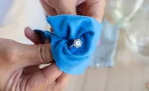 Limpiar objetos de oro, es uno de los beneficios y usos del vinagre en usos caseros