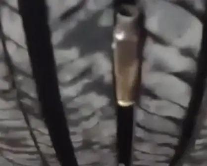 VIDEO | Casquillo se atora en llanta de auto tras balacera en El Carmen