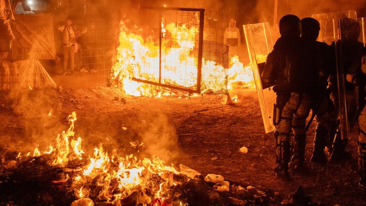 Migrantes se dispersaron tras el incendio. Créditos: David Peinado/Anadolu / Gettyimages.ru.
