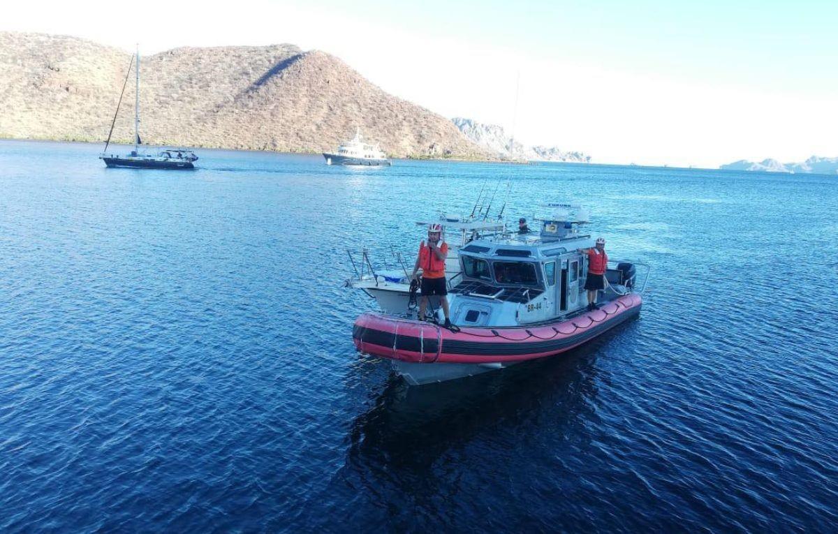 El equipo de la Estación Naval de Búsqueda, Rescate y Vigilancia Marítima de Loreto en plena operación de rescate.  Foto: Más Noticias BCS