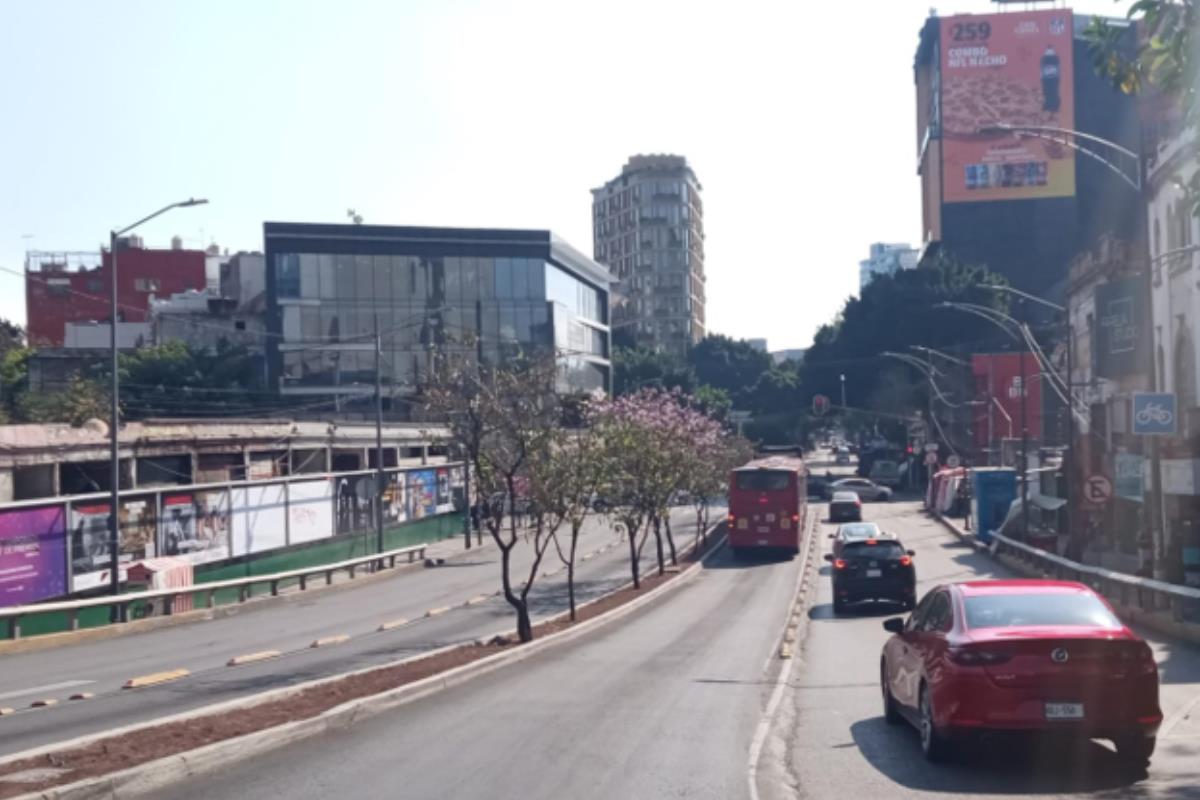 Autos y Metrobús circulando por Av. Chapultepec hacia el Eje 2 Sur.   Foto: @OVIALCDMX