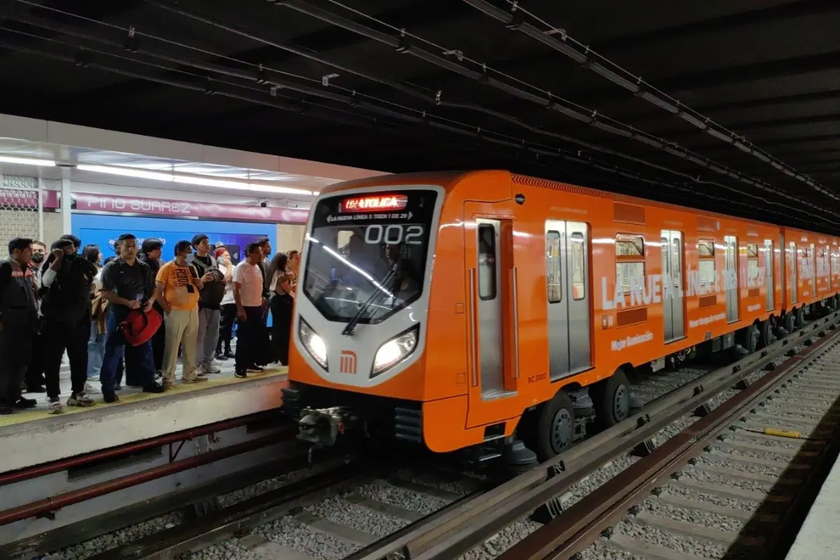 Personas esperando a subir a la Línea 1 del Metro de CDMX.    Foto: @MetroCDMX