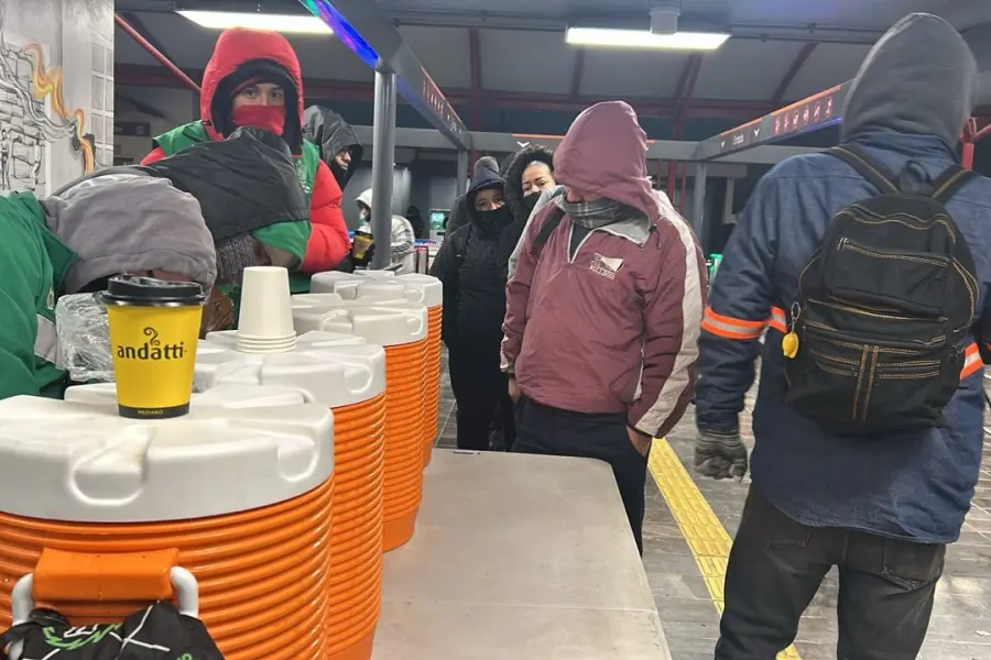 VIDEO | Frente frío 24: regalan bebidas calientes a usuarios de Metrorrey