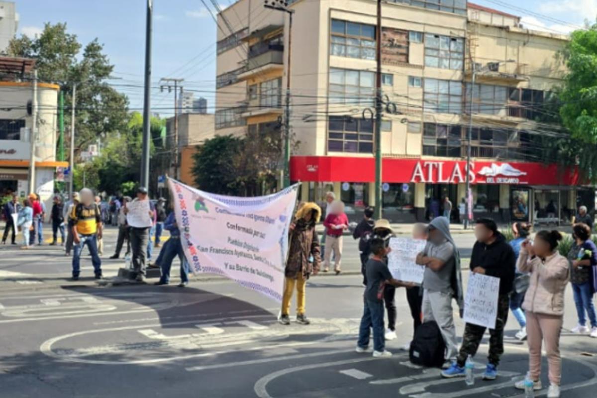 Manifestantes en Av. Revolución a la altura de Alfonso Caso, col. Los Alpes, alcaldía Álvaro Obregón.   Foto: @OVIALCDMX