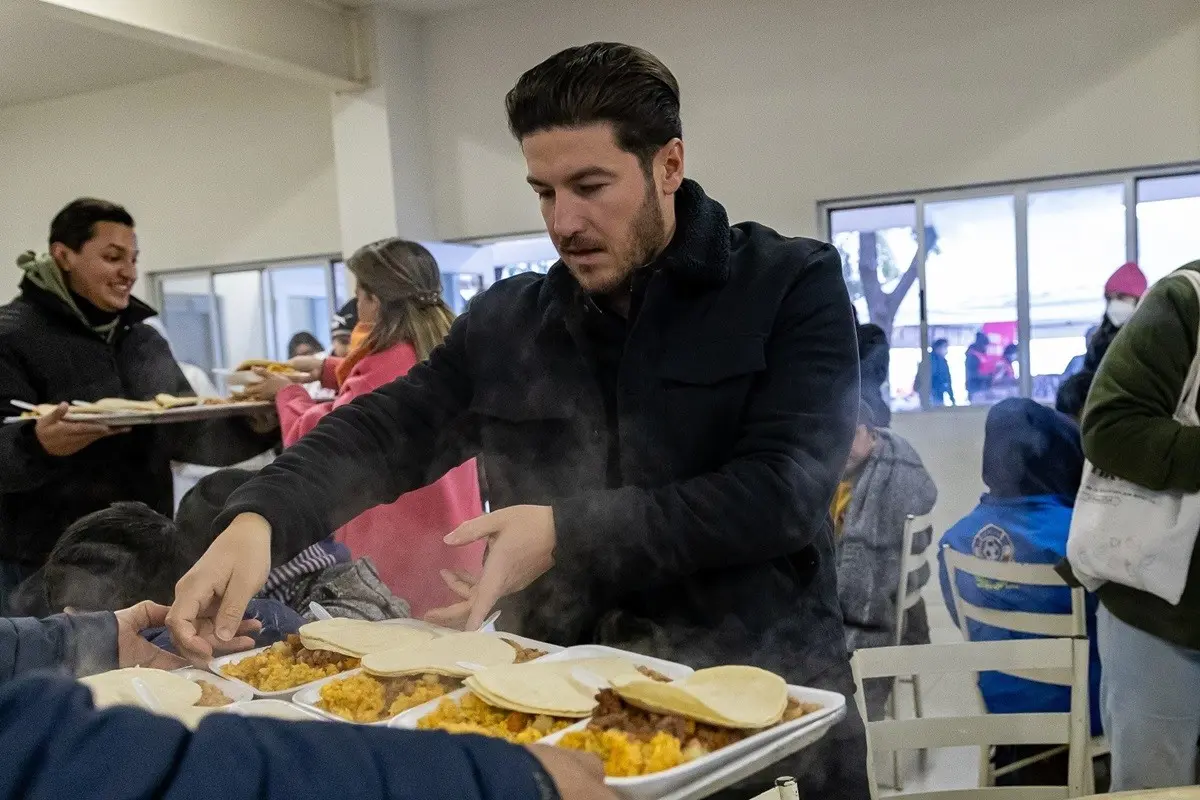 Samuel García entrega apoyos a personas vulnerables por frente frío 24 en Nuevo León