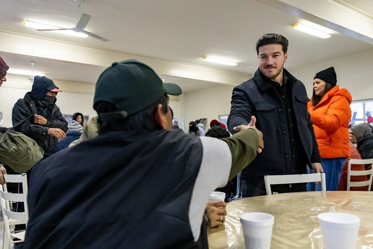 Samuel García entrega apoyos a personas vulnerables por frente frío 24 en Nuevo León