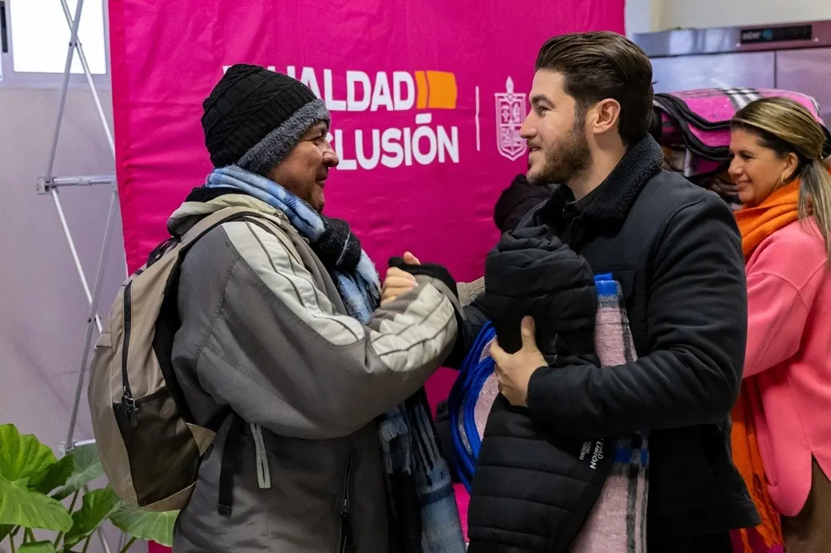 Samuel García entrega apoyos a personas vulnerables por frente frío 24 en Nuevo León