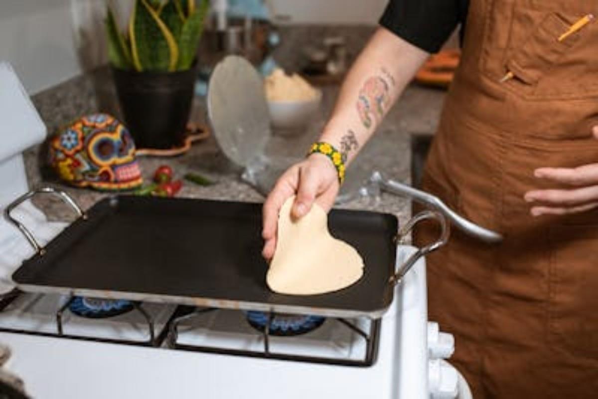 Hombre haciendo tortillas Foto: Pexels