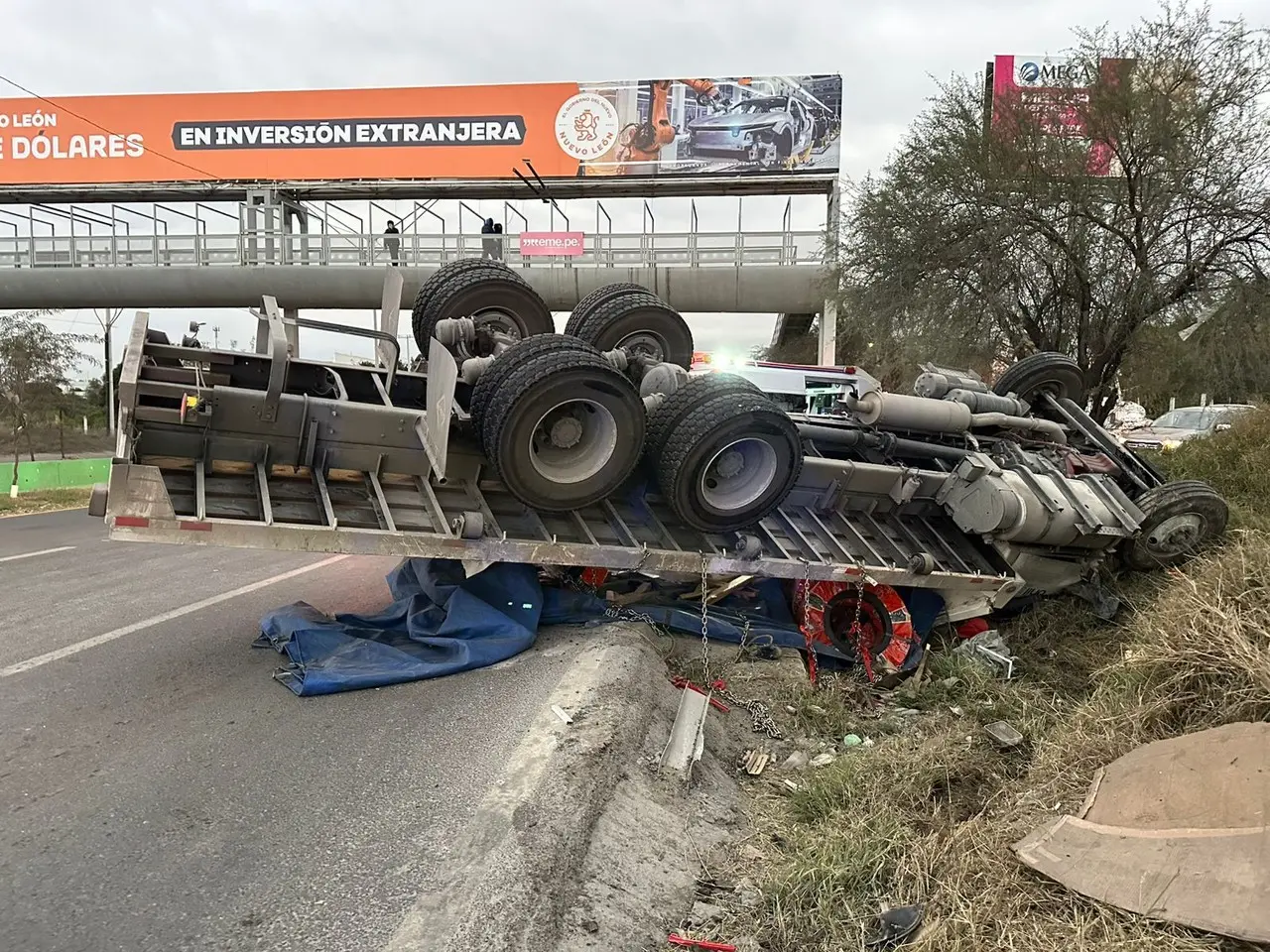 Mientras las autoridades extienden información y concluyen las labores en el lugar del accidente, se recomienda a los automovilistas que circulen por vías alternas. Foto: Cortesía.