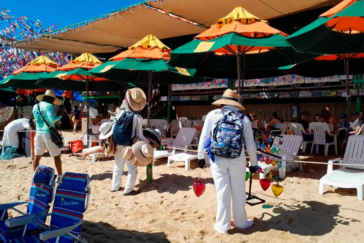 Escena de ambulantaje, muy común en Cabo San Lucas. Fotografías: Irving Thomas.