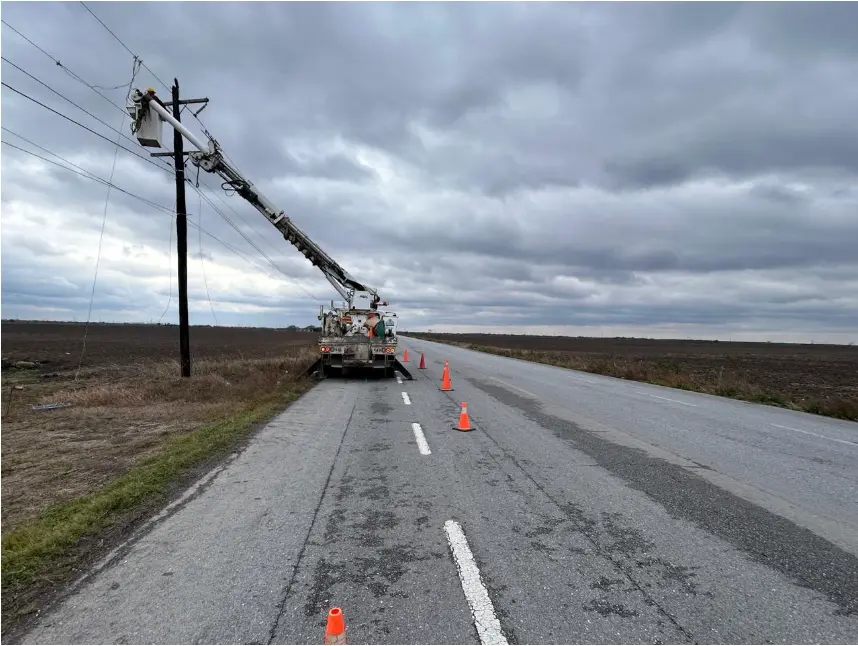 La Comisión Federal de Electricidad (CFE) ha restablecido el suministro eléctrico al 98% de los 263,527 usuarios afectados por el paso del Frente Frío No. 24. Foto: CFE