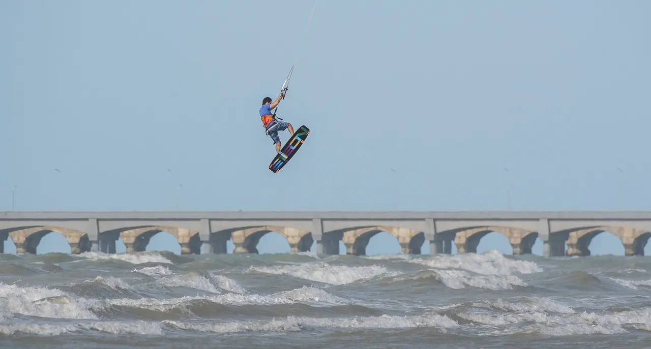 Este deporte combina la destreza del surf y la fuerzas del viento Foto: Turismo Yucatán