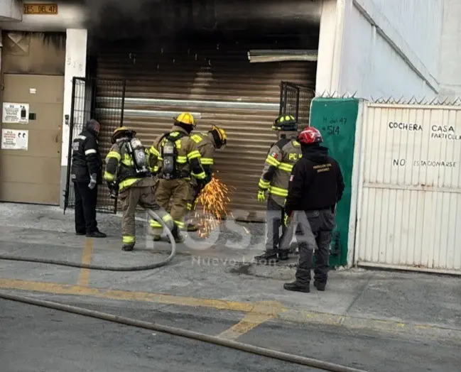 Bomberos y rescatistas de Protección Civil en la zona del incendio. Foto: POSTA MX.