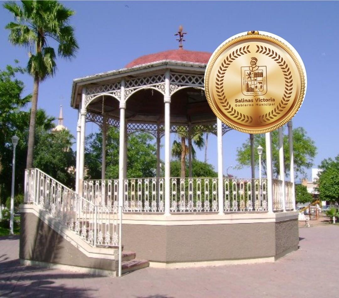 Plaza principal de Salinas Victoria y la medalla que se dará a los ganadores. Foto: Gobierno de Salinas Victoria.