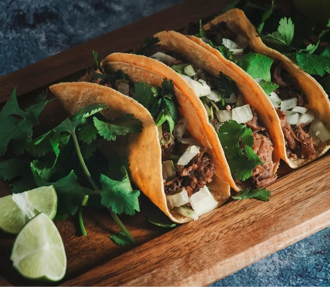 La carne asada, generalmente de res, se acompaña con tortillas de harina o maíz. Foto: Canva.