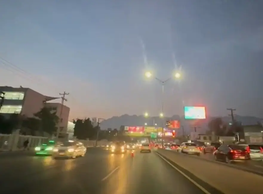 Autos que usan el contraflujo de la avenida Gonzalitos en Monterrey. Foto: Especial.