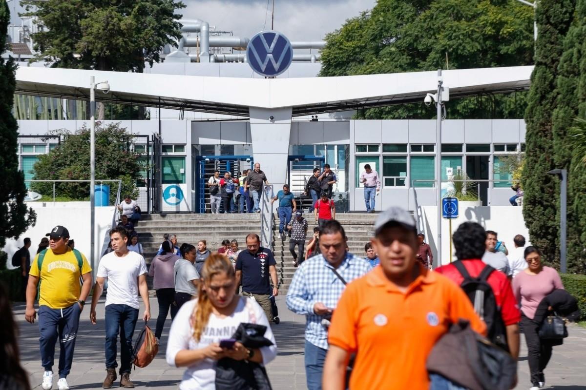 Trabajadores a las afueras de la planta Volkswagen de Puebla Foto: Jafet Moz