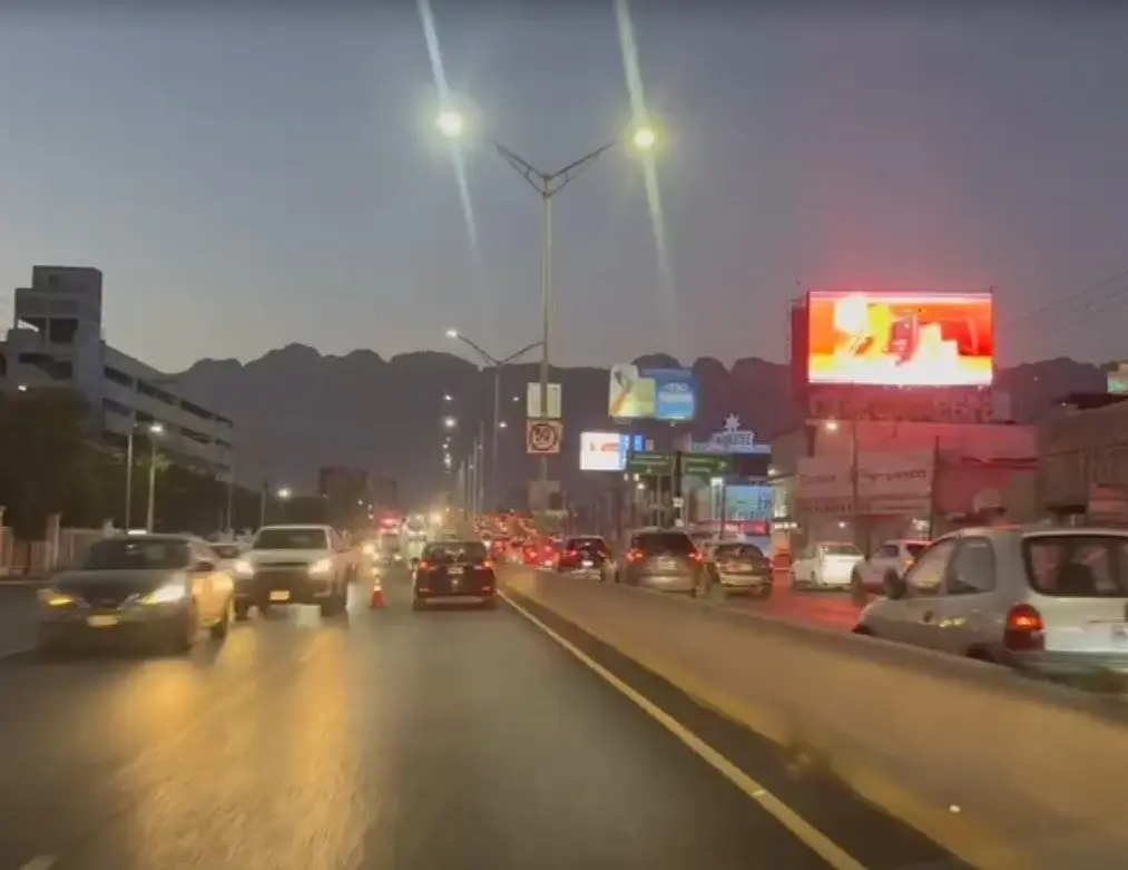 Conductor tomando el contraflujo vial de Gonzalitos en donde se desfoga ahora el tráfico. Foto: Especial.