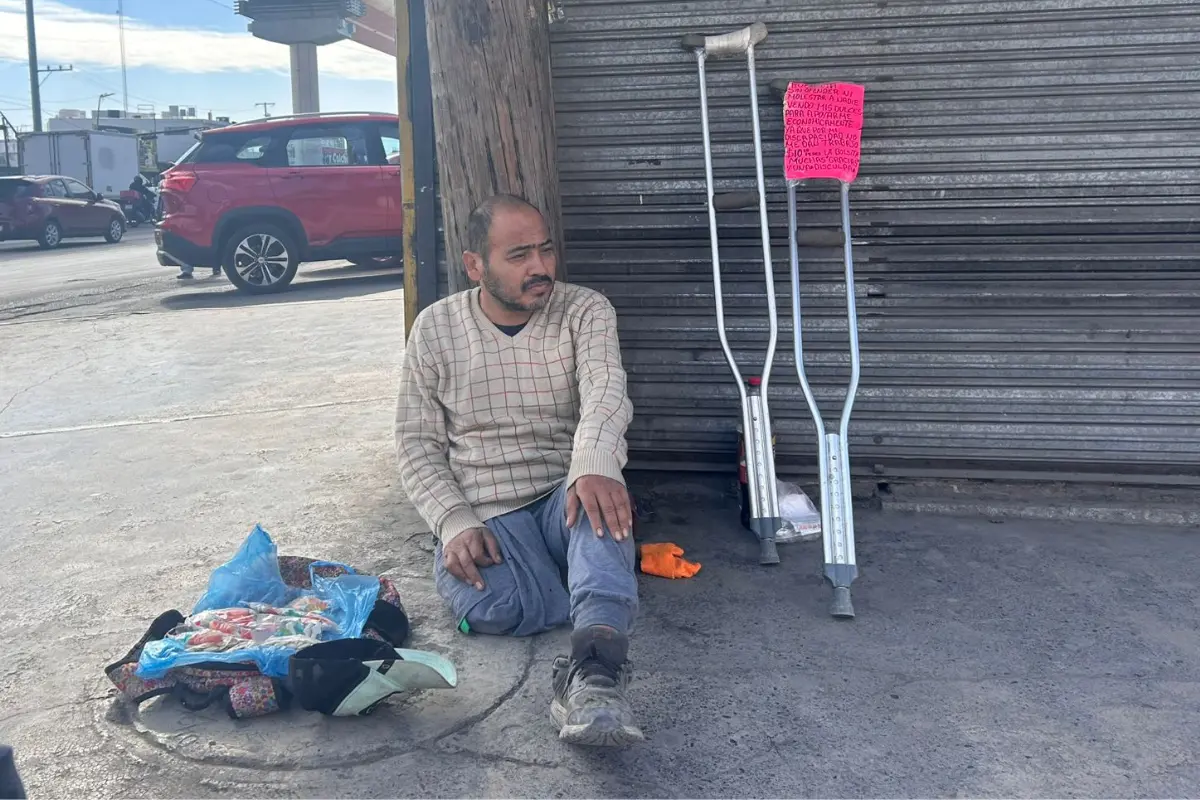 Erick vende bolsitas de dulces a 10 pesos para generar un ingreso extra/Foto: Rosy Sandoval