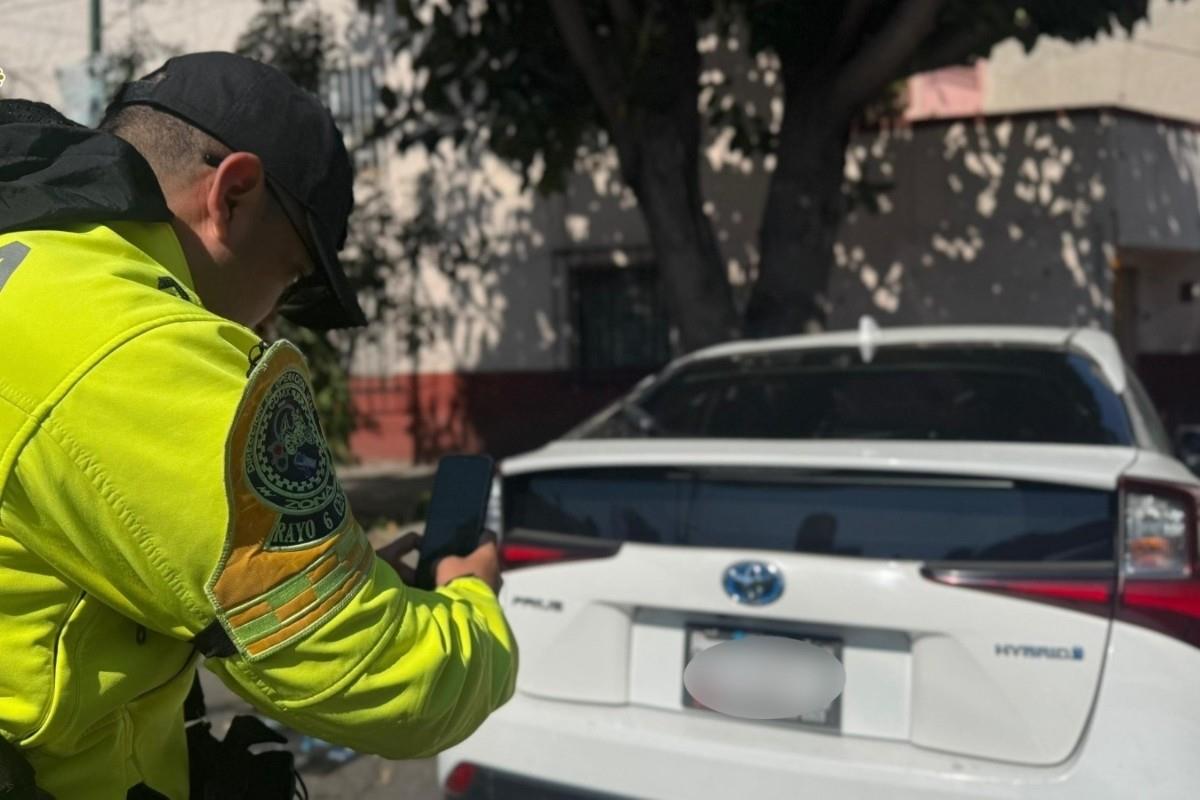 Policía revisando placas Foto: X(Twitter) @SSC_CDMX