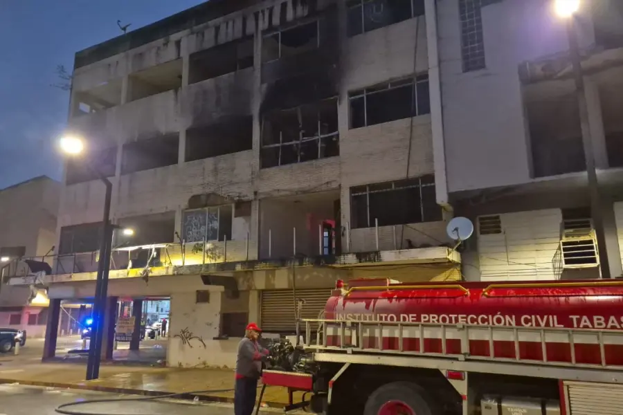 Indigentes queman edificio en el centro de Villahermosa