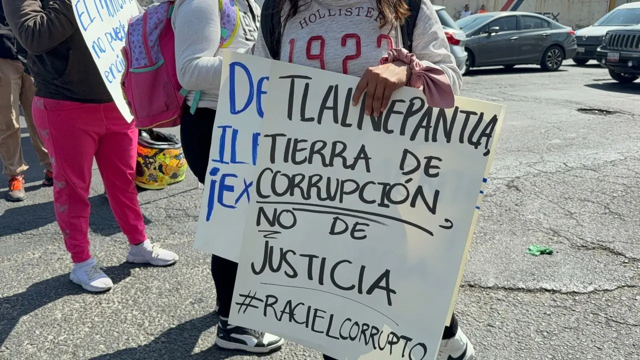 Manifestantes paralizan la vía Gustavo Baz en Tlalnepantla por demandas laborales. Foto: POSTA