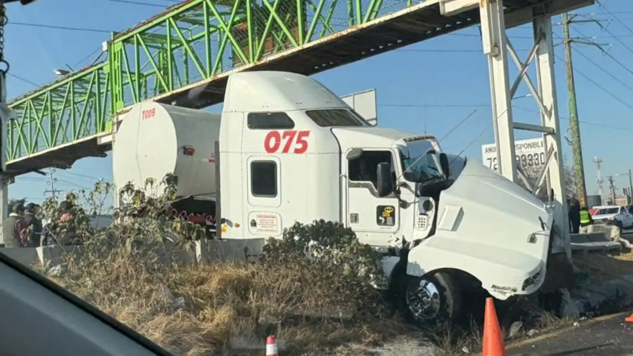 Tráiler se impacta contra el camellón y genera caos vial en la México-Toluca. Foto: @FabianCamilo