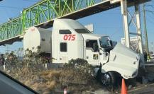 Tráiler se impacta contra camellón y genera caos vial en la México-Toluca