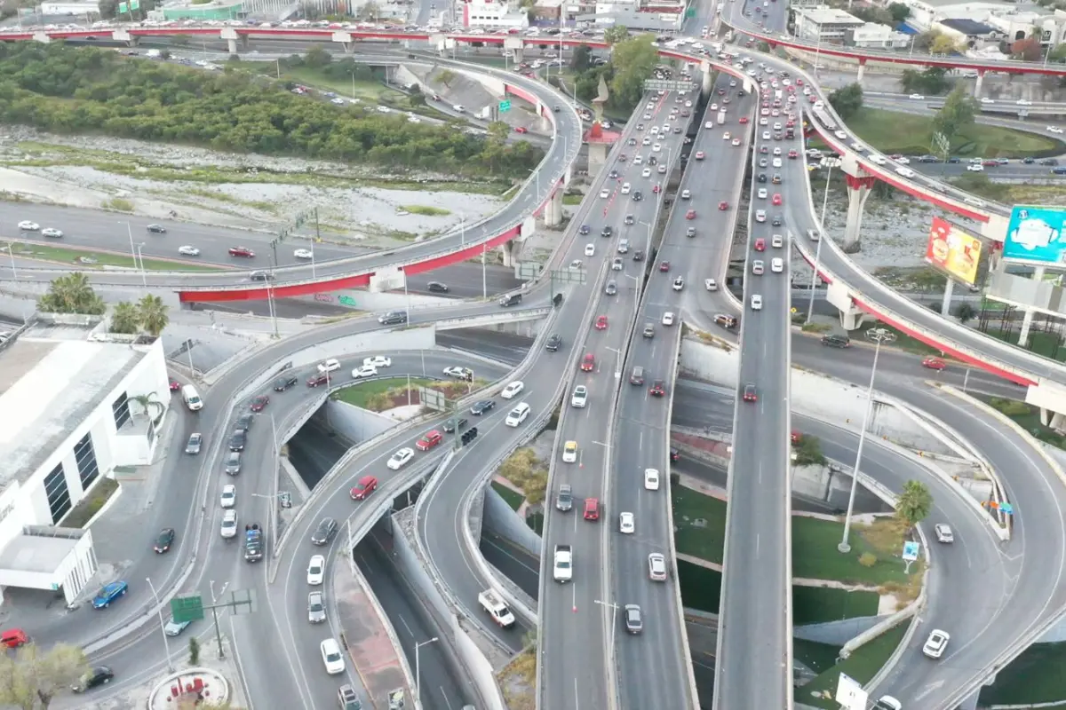 Son pruebas piloto las que se están realizando con miras a desfogar el tráfico en sentido de norte a sur sobre la avenida Gonzalitos/Foto: Azael Valdés