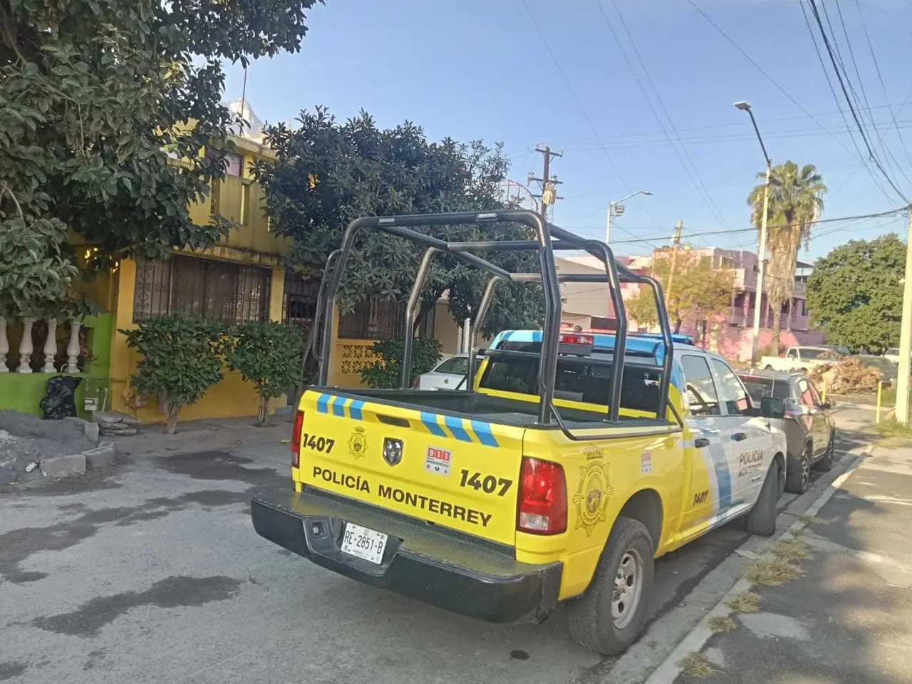 Unidad de la Policía de Monterrey afuera de la zona donde estaba la mujer. Foto: Policía de Monterrey.