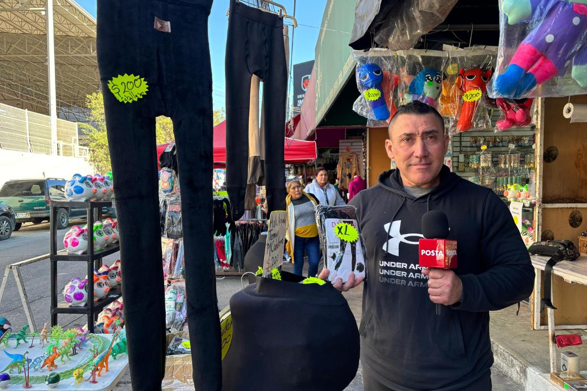 Gustavo Berlanga, comerciante del centro de Monterrey, se viralizó en redes al vender mallas para hombre de forma peculiar/Foto: Diego Beltrán