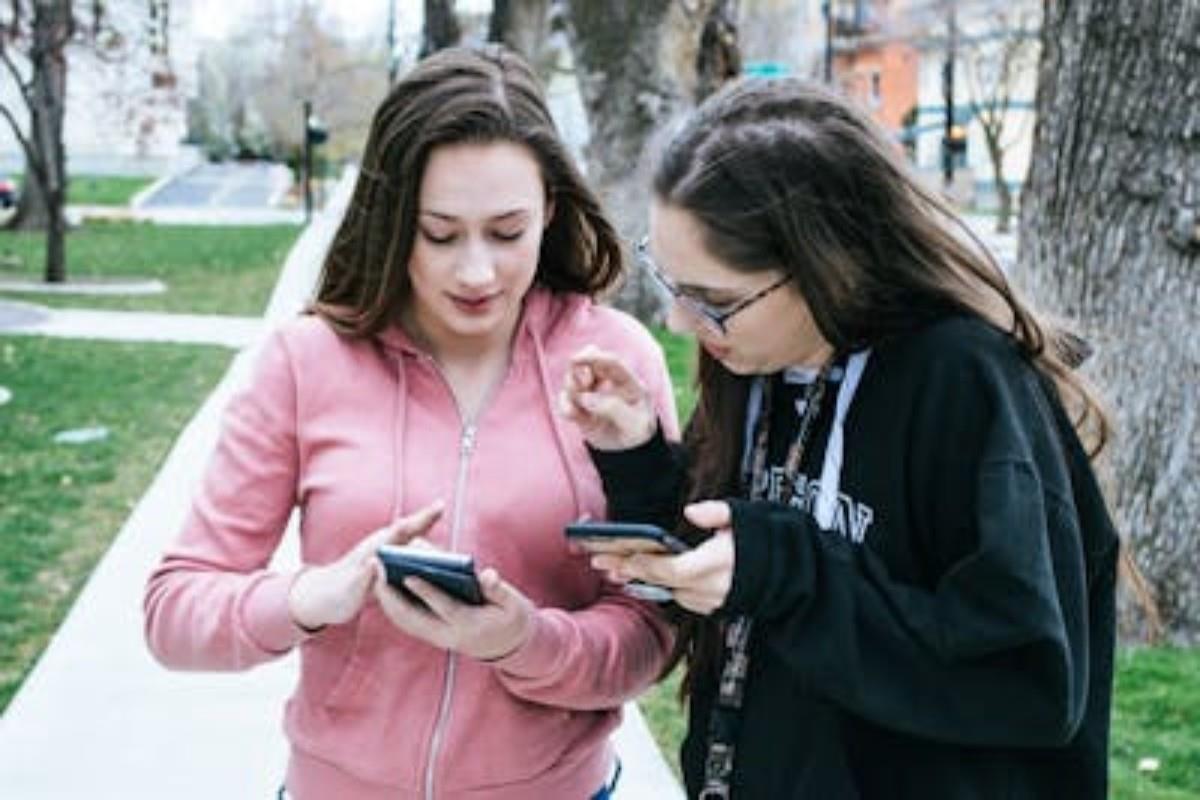 Mujeres utilizando su celular Foto: Pexels