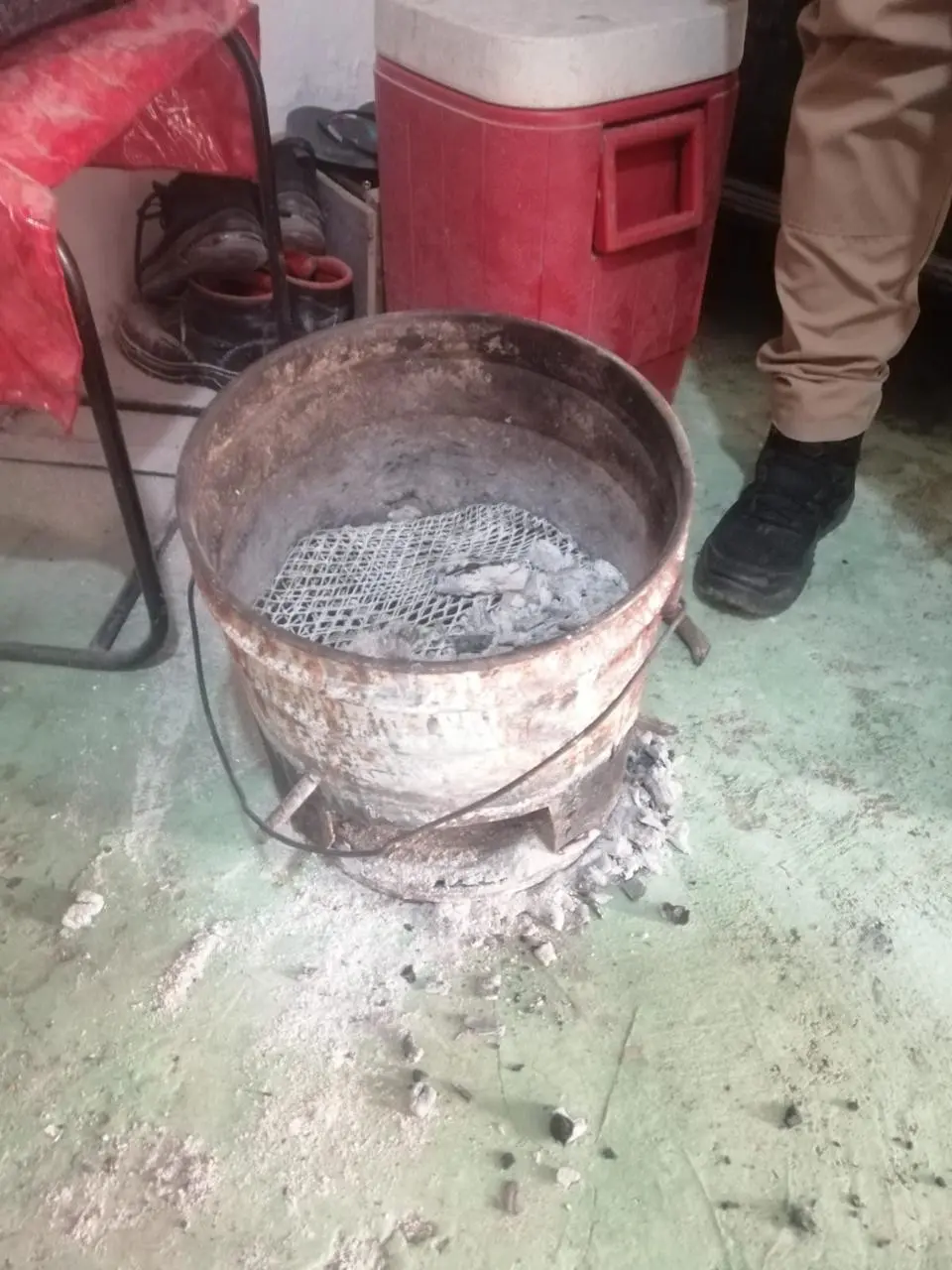 De no existir forma de ventilar el sitio, no debe usarse por ningún motivo carbón o leña para calentar una habitación. Fotos: Especial