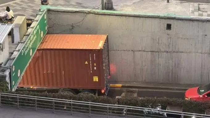 Tráiler atorado en bajo puente. Foto: Iván Macías