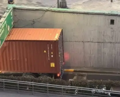 Retiran tráiler atorado que alteró la circulación en Viaducto Miguel Alemán