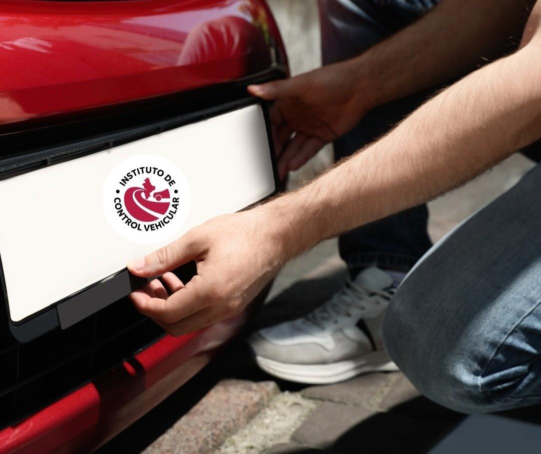 Persona poniendo las placas a su auto tras recibir los permisos de Control Vehicular. Foto: Canva/ICVNL.