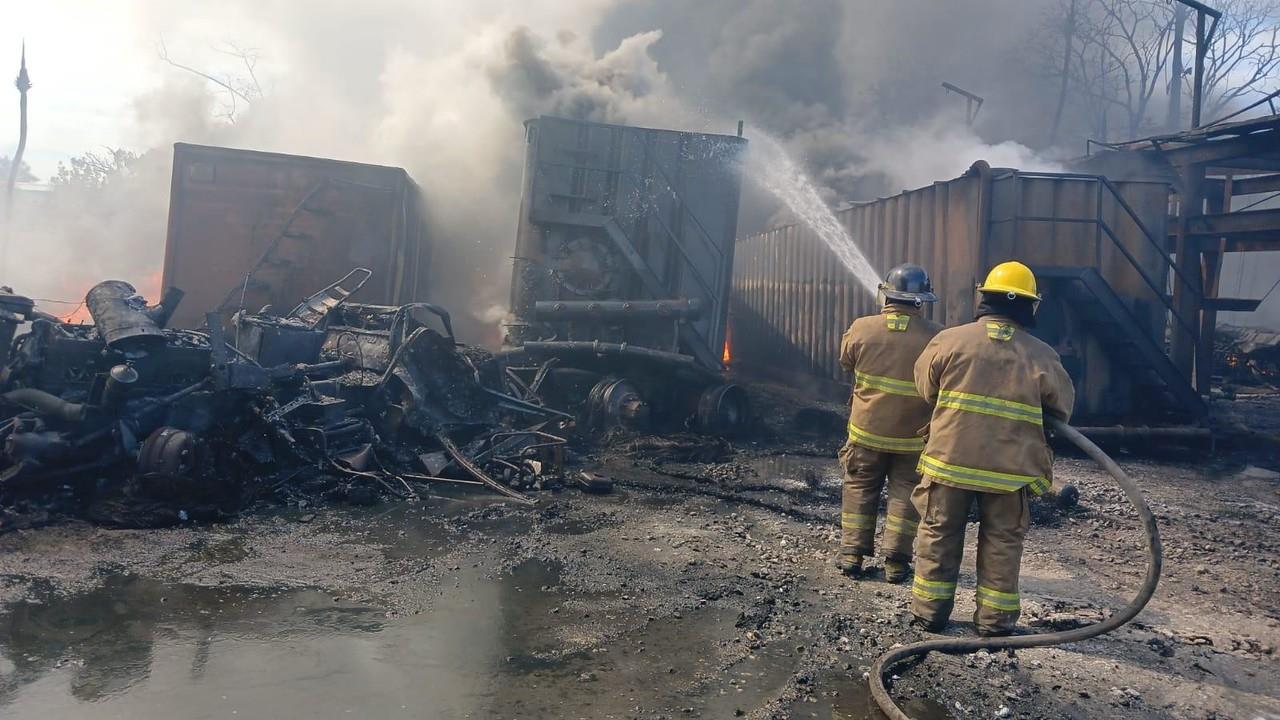 Una bodega incautada por la FGR estalló en Villahermosa, desatando un gran incendio. Foto: Armando de la Rosa / POSTA