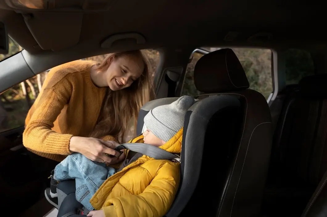 Mujer abrochando correas de asiento. Foto: Freepik