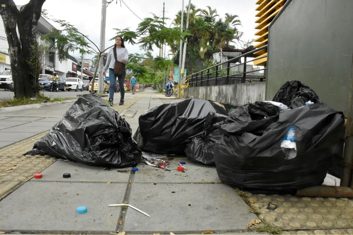 Bolsas de basura tiradas en banqueta. Foto: Redes Sociales