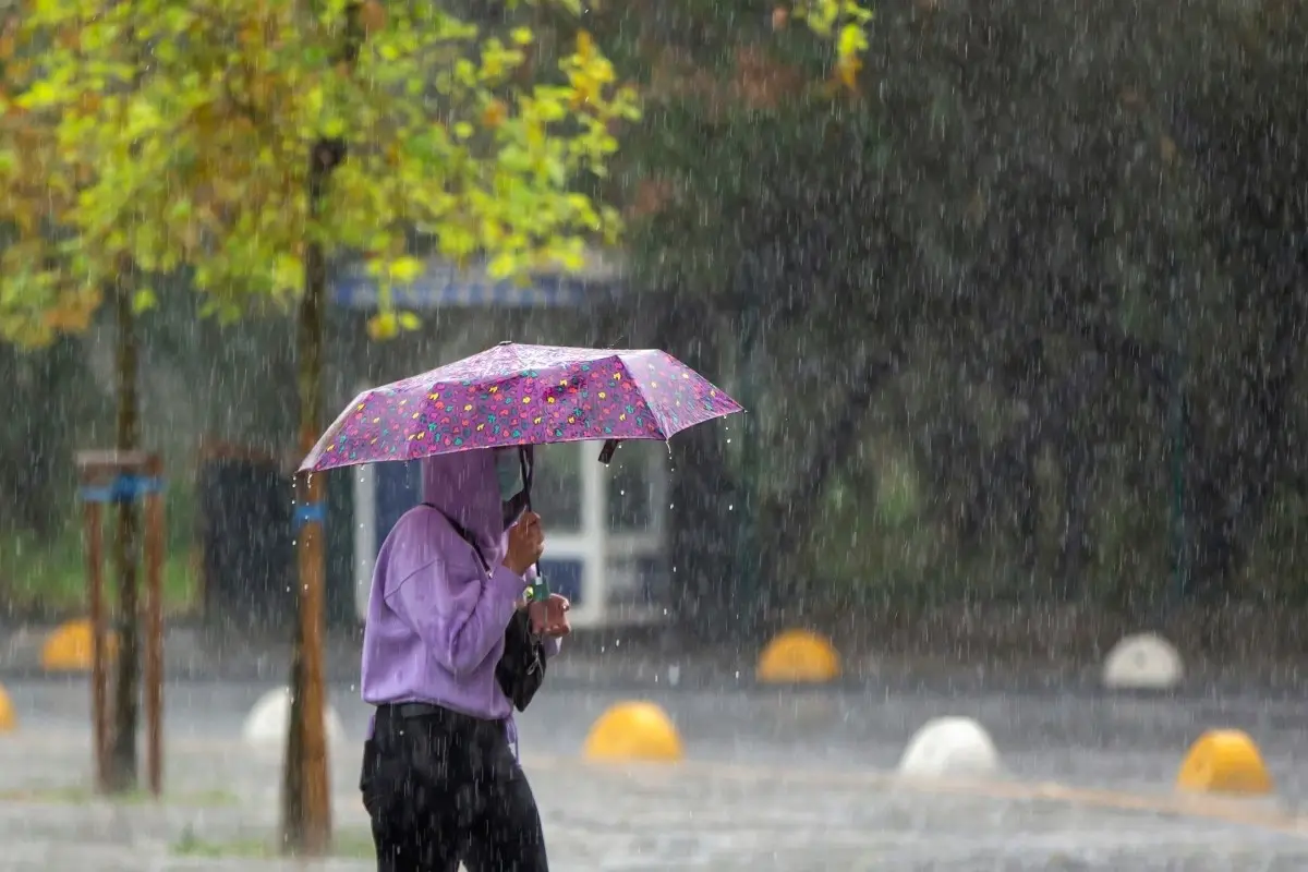 Persona bajo la lluvia. Foto: Canva