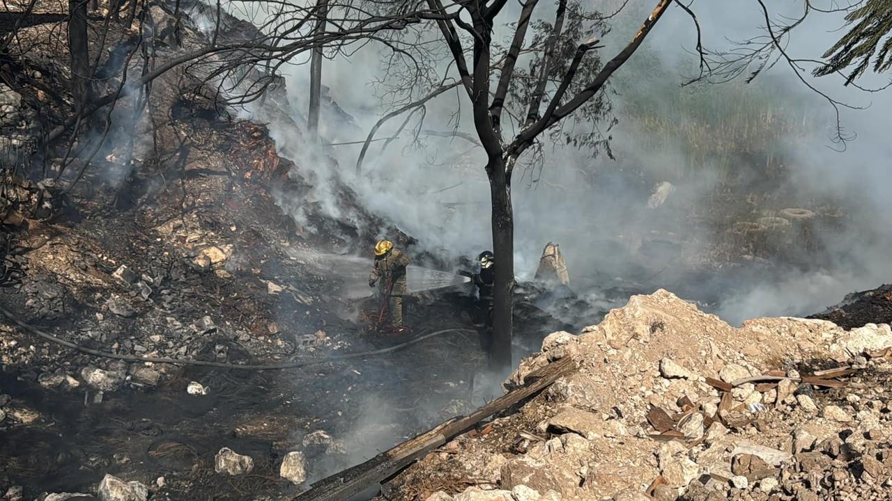 Una gruesa columna de humo se elevaba desde el lugar del incendio Foto: PC Yucatán