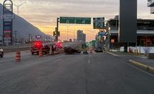 FOTOS | Conductor muere en volcadura sobre la avenida Garza Sada