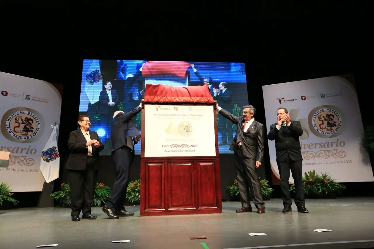 Gobernador Américo Villarreal Anaya, develando placa de Aniversario de Hospital. Foto: Gobierno del Estado